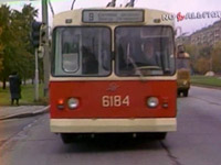Троллейбус ЗИУ 682 Б и Игорь Николаев в видеоклипе "Мельница" (сохранить видео для ознакомления)